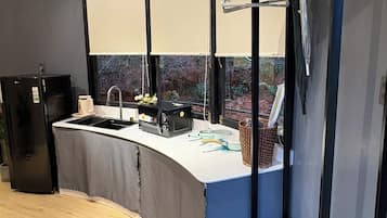 Luxury House, Kitchenette, Mountain View | Private kitchen | Fridge, microwave, oven, stovetop