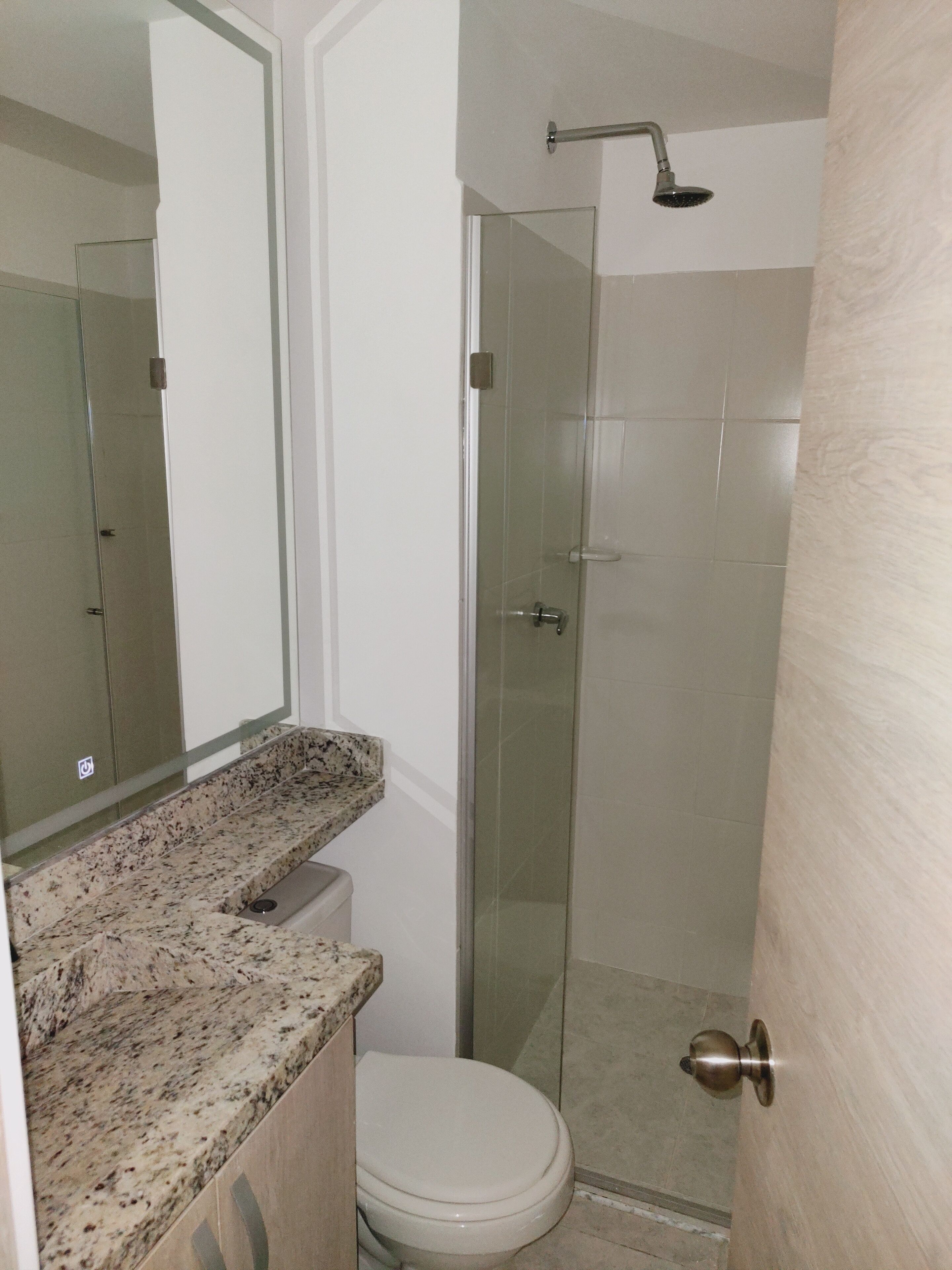 Jabón y papel de baño 