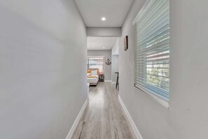 Interior - Coastal Charm Studio Pompano (Pompano Beach)