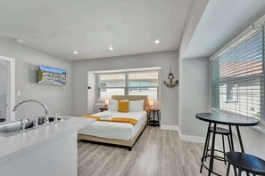 Interior - Coastal Charm Studio Pompano (Pompano Beach)