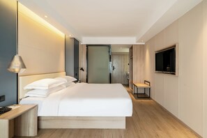 Superior eenpersoonskamer, uitzicht op de stad | Luxe beddengoed, donsdekens, bedden met traagschuimmatrassen, een bureau