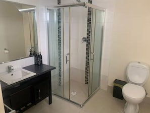Douche, serviettes fournies, savon, papier toilette