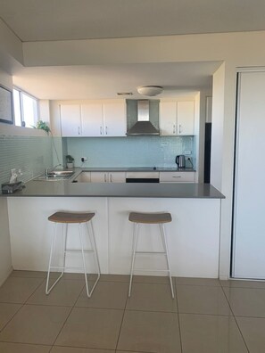 Microwave, stovetop, dishwasher - Charming 2-bedroom apartment in Bargara, one street back from the beach (Bargara)
