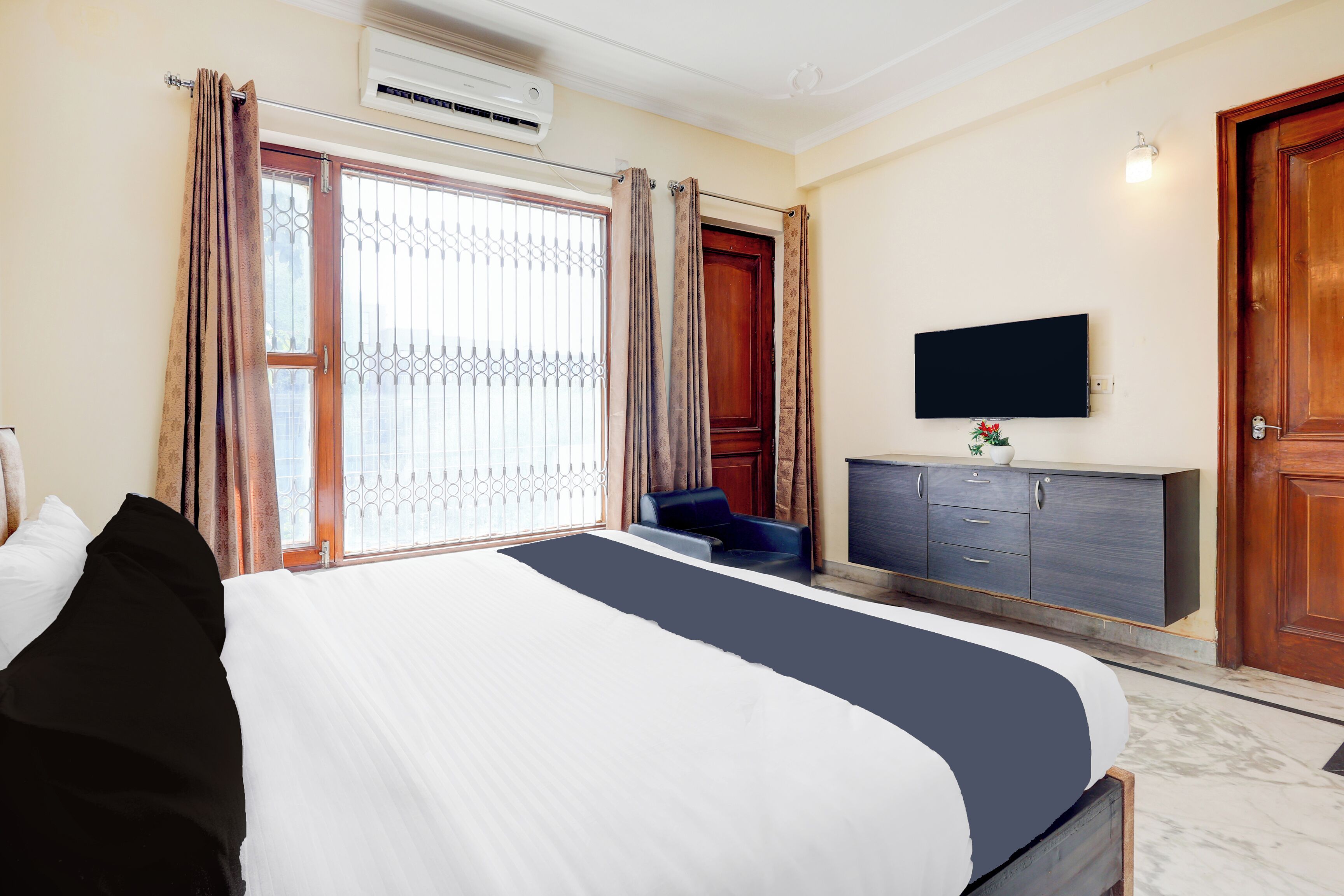 Escritorio y espacio para trabajar con laptop 