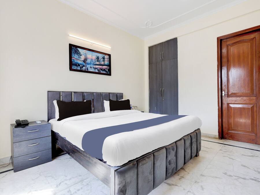 Desk, laptop workspace, soundproofing, free WiFi