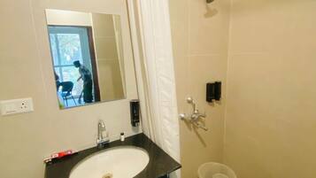 Cottage | Bathroom | Shower, towels, soap, shampoo