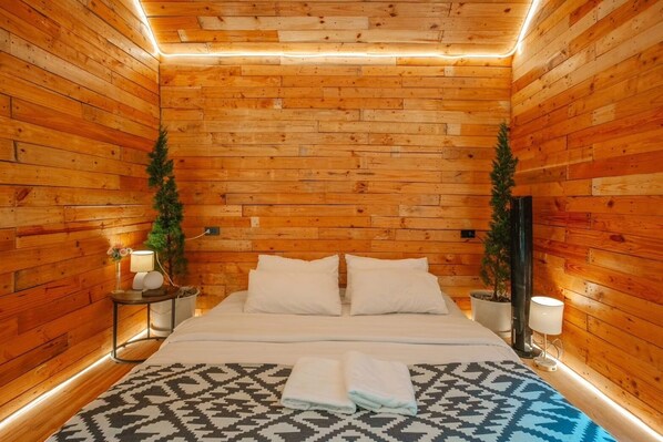 The Moon | 1 bedroom, minibar, desk, blackout drapes - LOUVREFER (Mae Taeng)