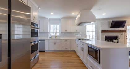 New Listing! Cute and Updated Home Near Lake Acworth and Allatoona | Fire Pit | Shopping and Dining