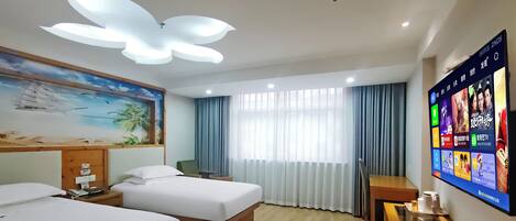 Habitación de hotel con dos camas, un escritorio, una silla, un televisor mostrando diferentes canales y un cuadro con una playa.