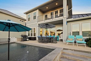 Outdoor dining - The Sandbar Retreat! (Kingsland)