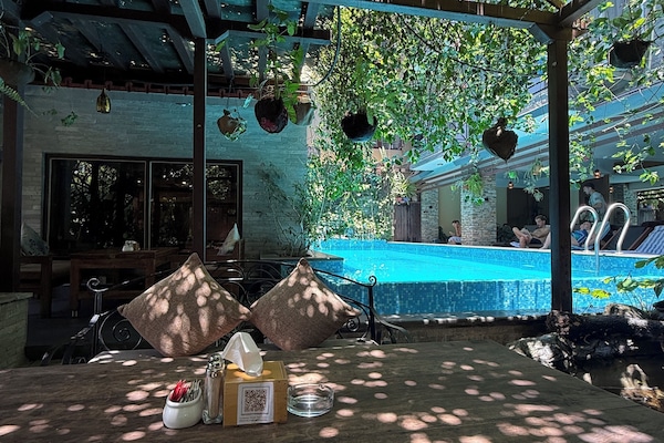 Una piscina al aire libre