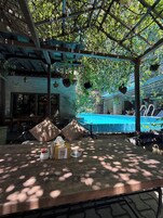 Una piscina al aire libre