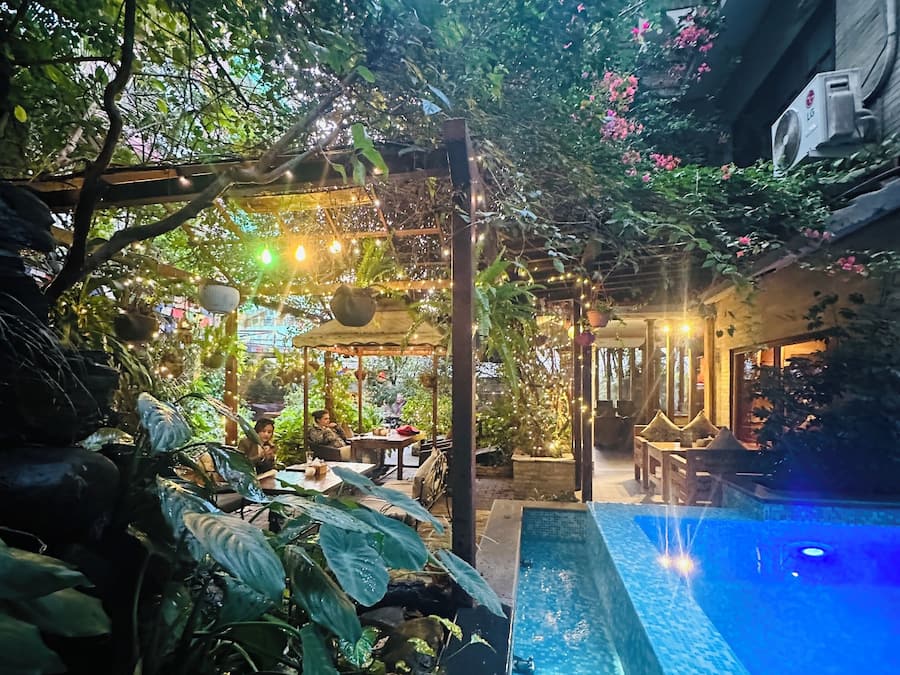 Una piscina al aire libre