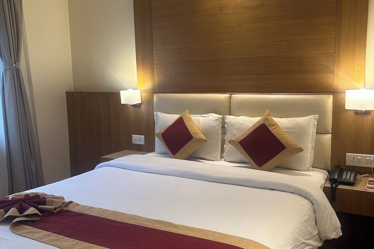 Deluxe Double Room, City View | Desk, laptop workspace, blackout drapes, soundproofing