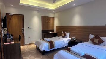 1 bedroom, desk, laptop workspace, blackout drapes