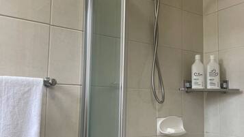 Dusj, hårføner, håndklær og såpe