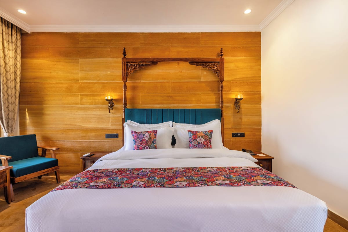 Pool View Premier Room with Sit Out | Tabla de planchar con plancha, wifi gratis y ropa de cama