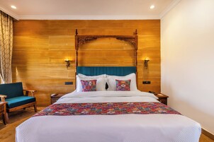 Pool View Premier Room with Sit Out | Tabla de planchar con plancha, wifi gratis, ropa de cama