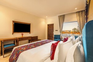 Pool View Premier Room with Sit Out | Tabla de planchar con plancha, wifi gratis, ropa de cama