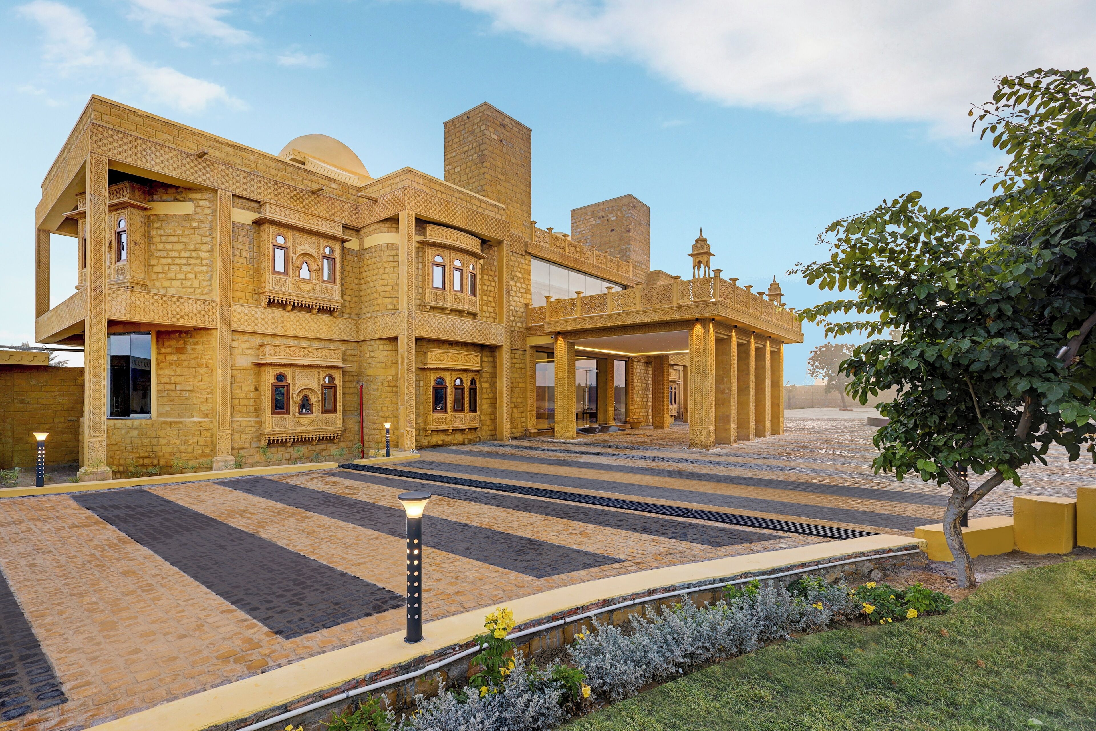 Un edificio grande e histórico con un patio, que presenta arquitectura tradicional y un espacio abierto central con pavimento estampado.