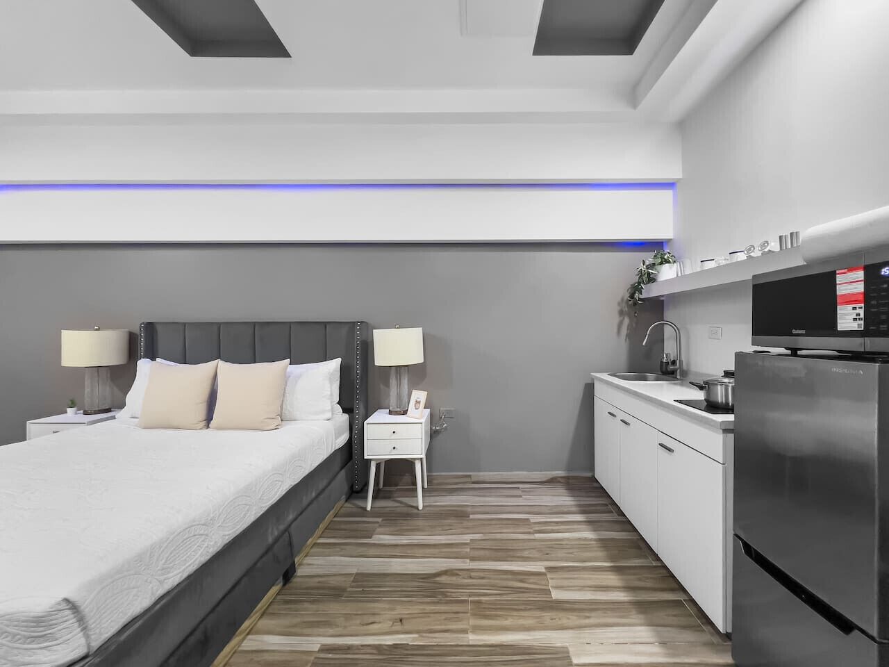 Desk, travel crib, free WiFi, bed sheets