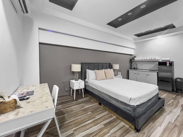 Desk, travel cot, free WiFi, bed sheets