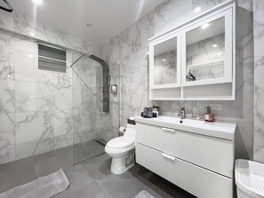 Sèche-cheveux, serviettes fournies