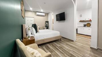 Desk, travel crib, free WiFi, bed sheets