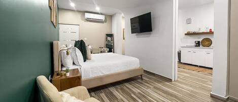 Bureau, lit parapluie, Wi-Fi gratuit, draps fournis