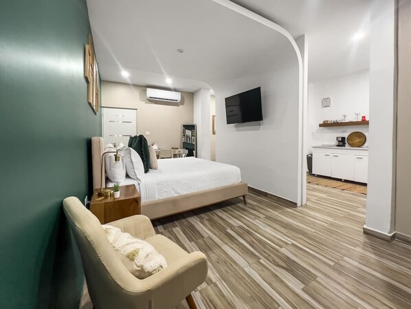 Desk, travel cot, free WiFi, bed sheets