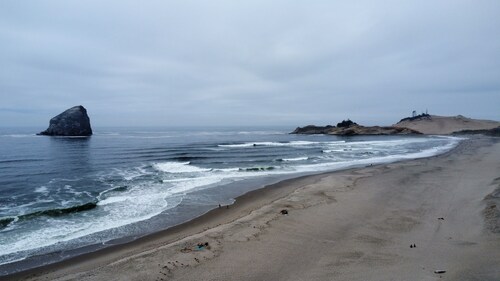 Beachfront 3-bedroom 2-bath beachhouse with WiFi in charming Pacific City