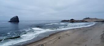 Beachfront 3-bedroom 2-bath beachhouse with WiFi in charming Pacific City