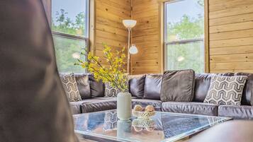 Smart TV, fireplace, table tennis, stereo