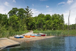 Chaises longues, serviettes de plage