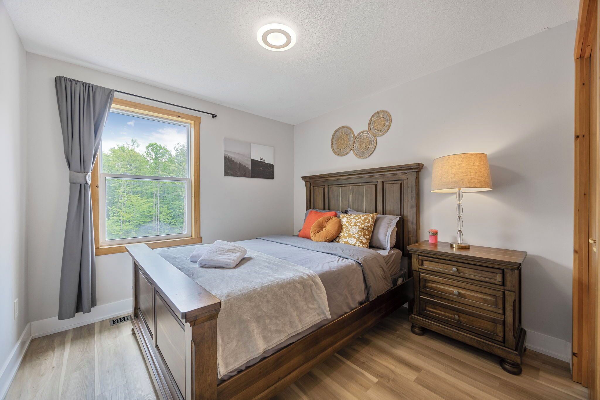 10 Schlafzimmer, Zimmersafe, Schreibtisch, Bügeleisen/Bügelbrett