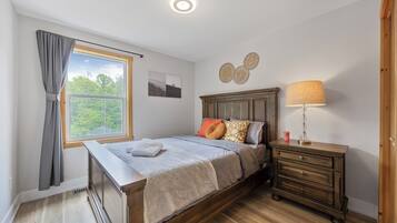 10 Schlafzimmer, Zimmersafe, Schreibtisch, Bügeleisen/Bügelbrett