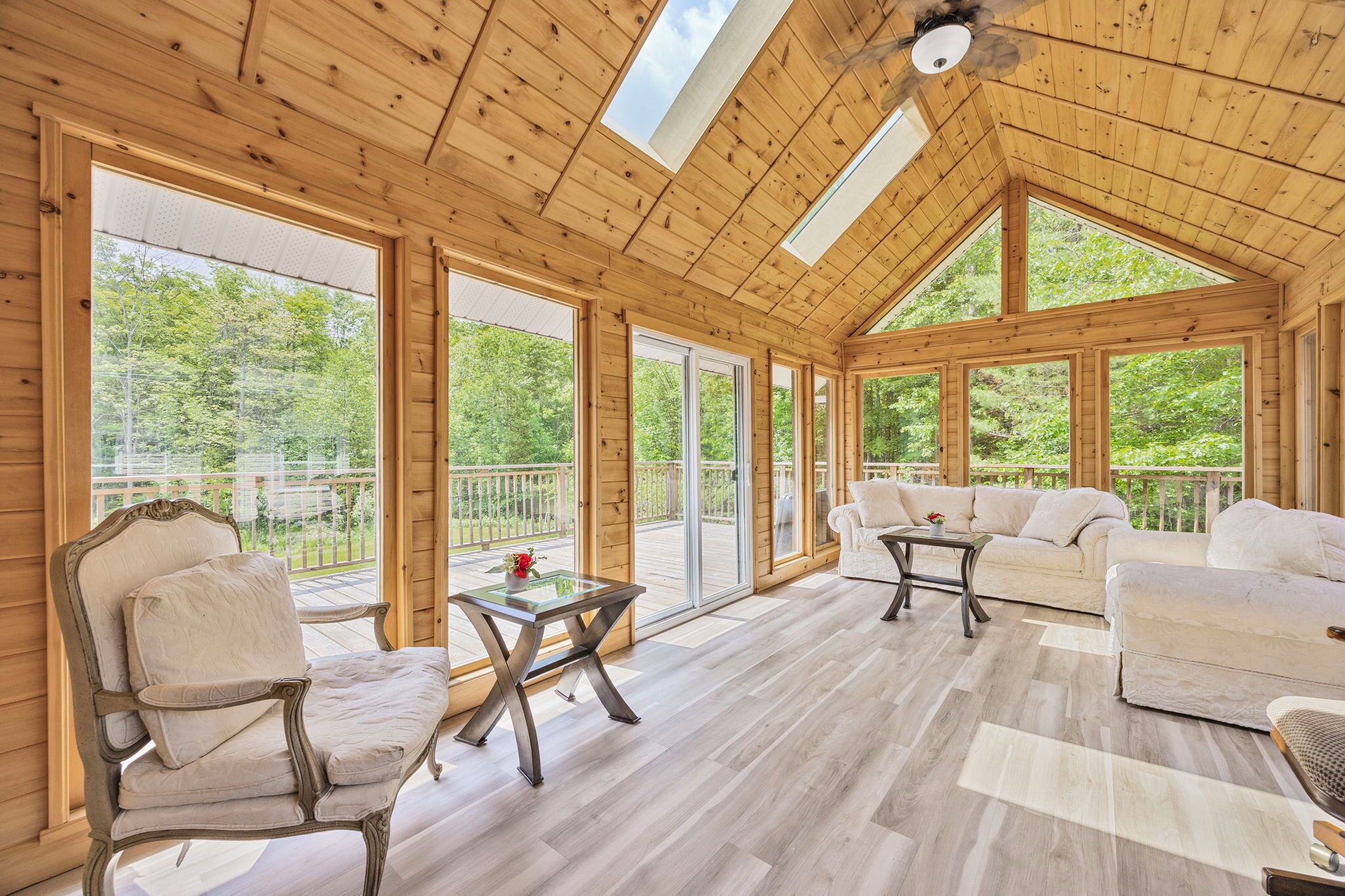 Smart TV, fireplace, ping pong, stereo