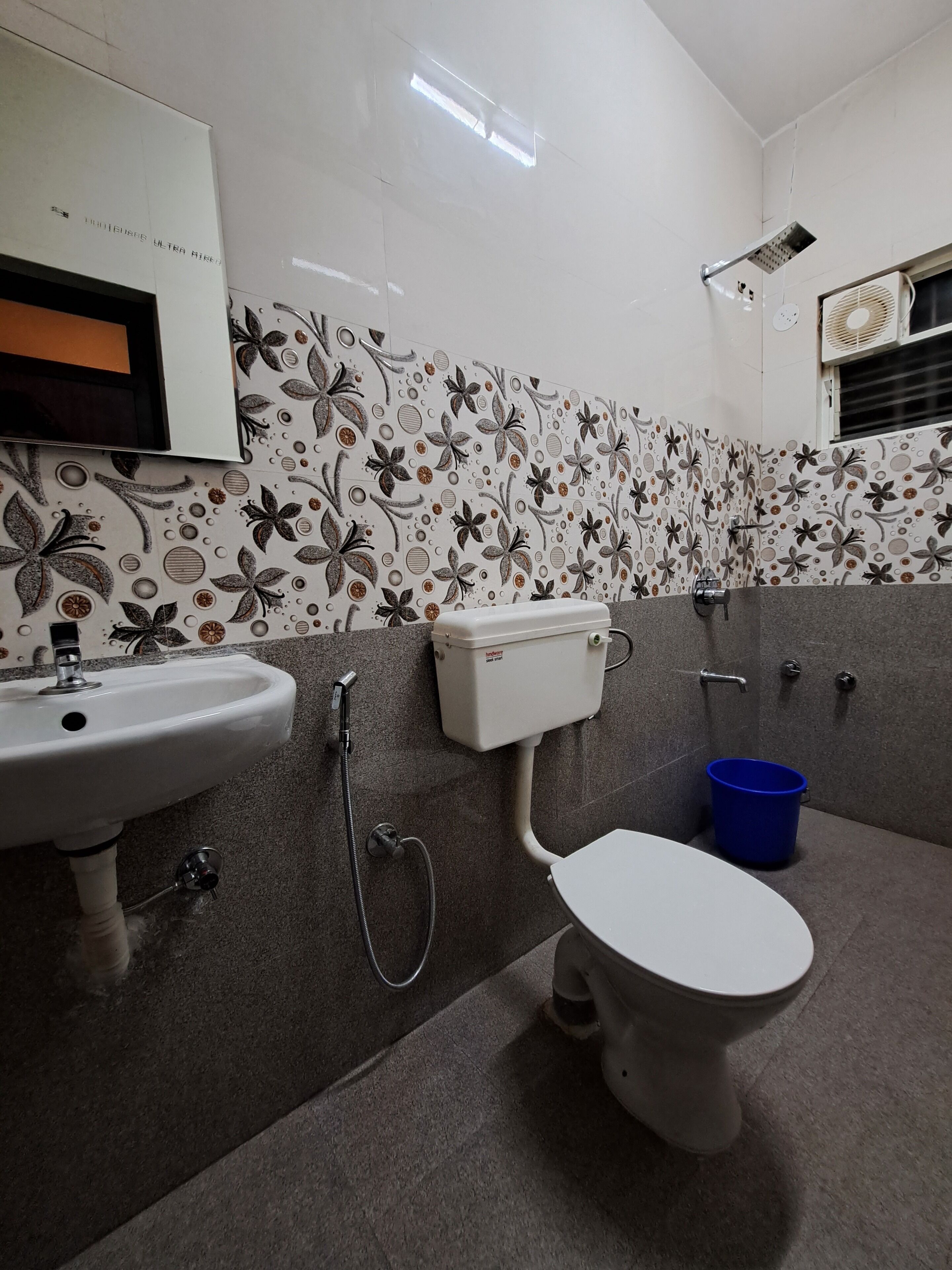 Un baño con inodoro, lavamanos y ducha.
