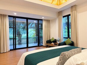 Suite – junior, lanai, elveutsikt | Safe på rommet, blendingsgardiner og wi-fi (inkludert)