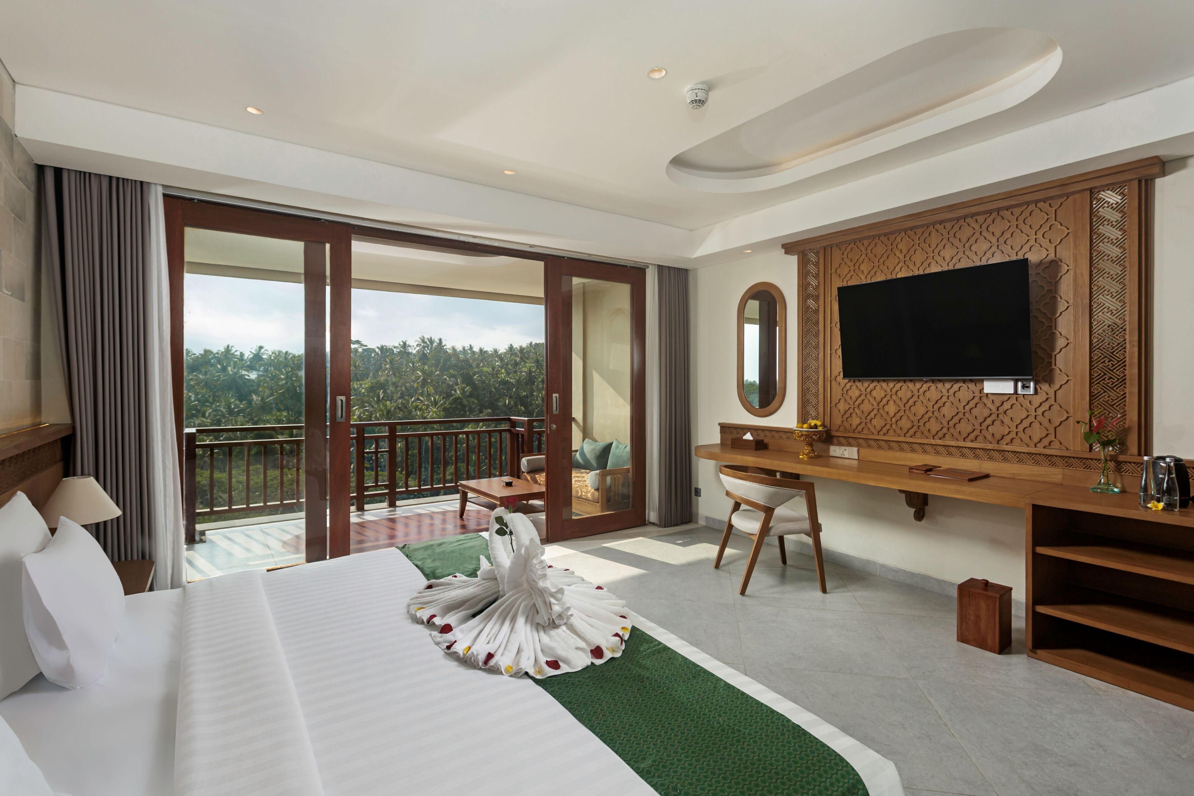 Deluxe Suite | Minibar (free items), in-room safe, desk, laptop workspace