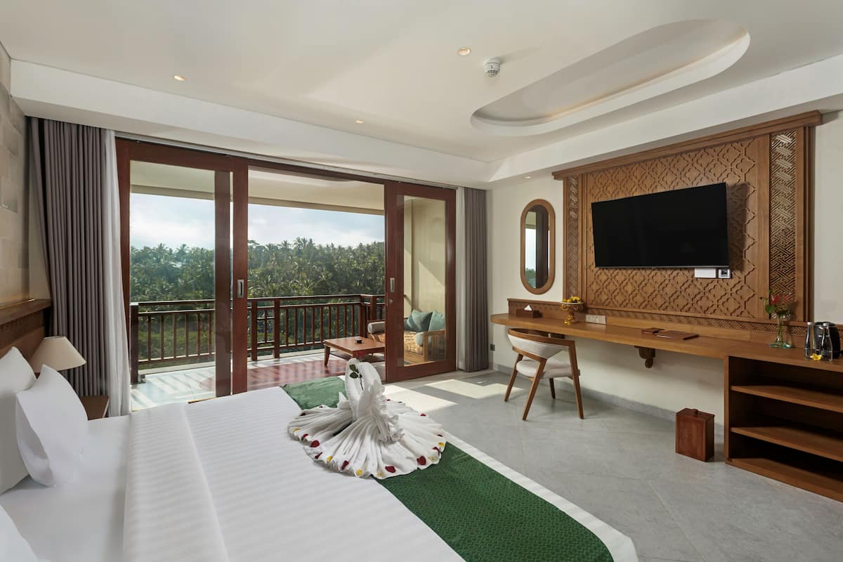 Deluxe Suite | Free minibar, in-room safe, desk, laptop workspace