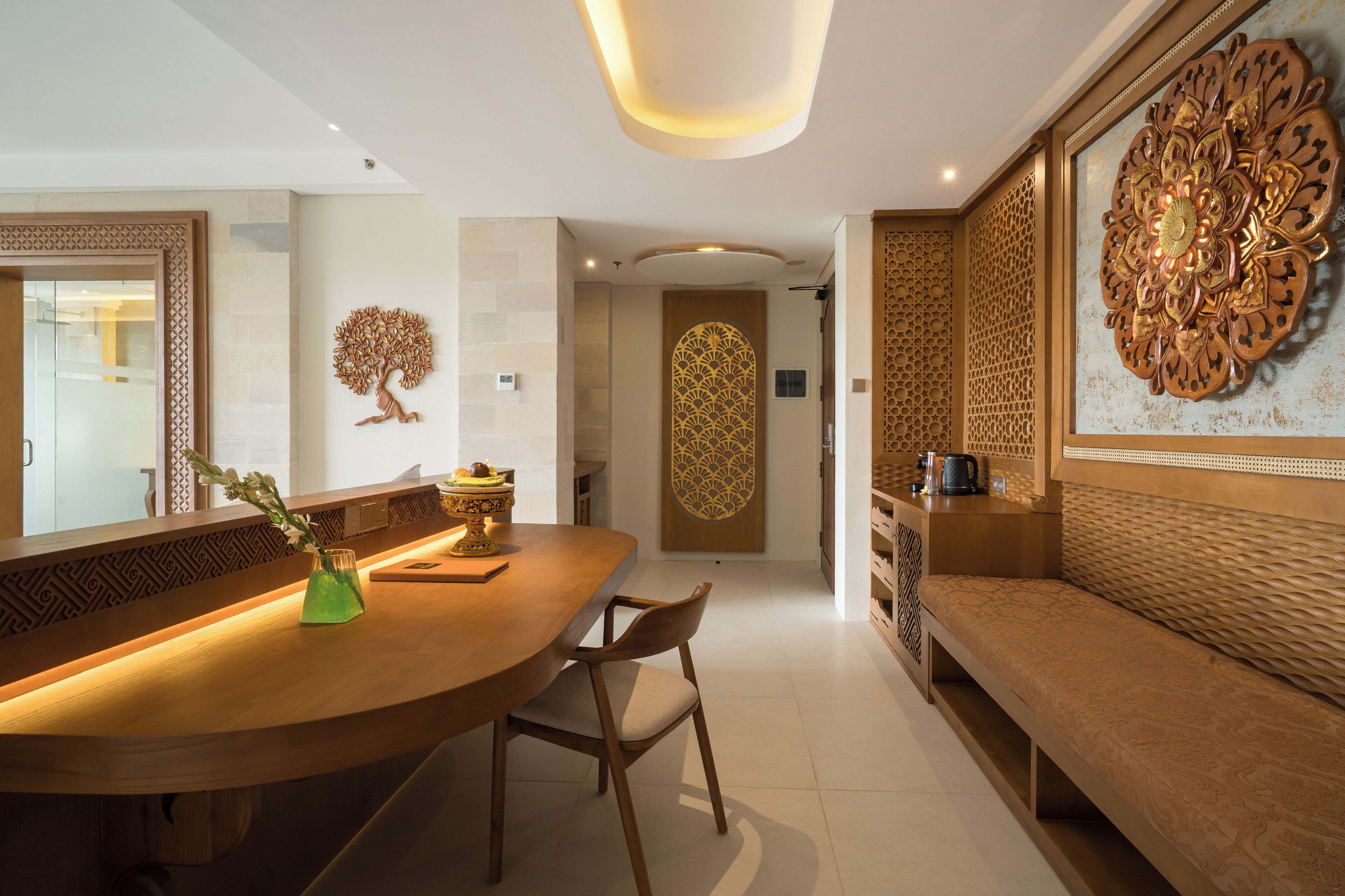 Minibar con artículos gratuitos y caja de seguridad en la habitación 