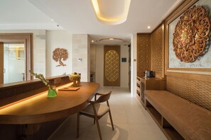 Premiere Suite | 1 bedroom, free minibar, in-room safe, blackout drapes