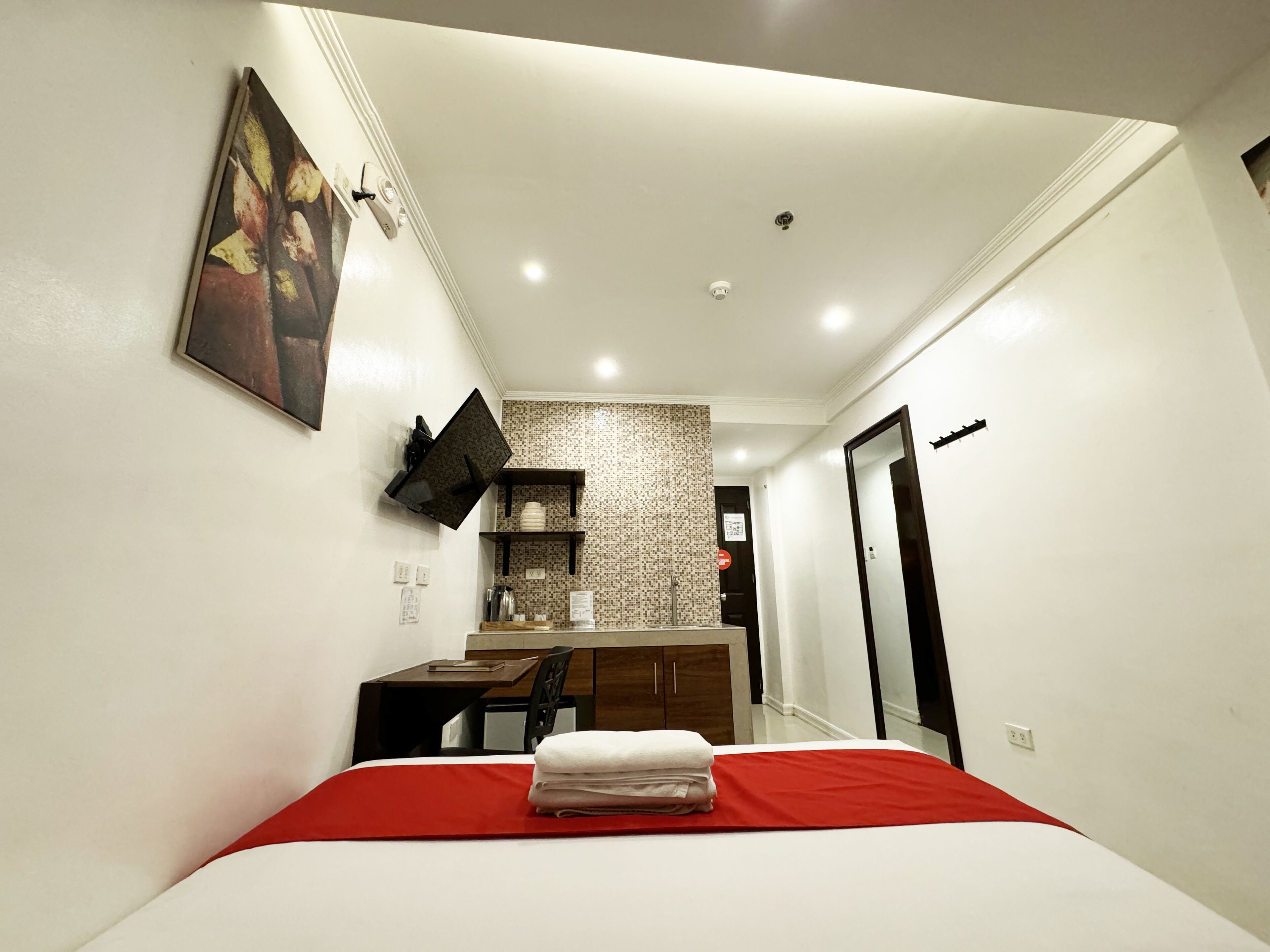 Deluxe Double Room, 1 Queen Bed | Laptop workspace