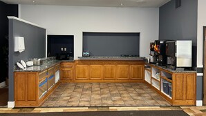 Une cuisine moderne avec des meubles en bois, des plans de travail en granit et un îlot central.