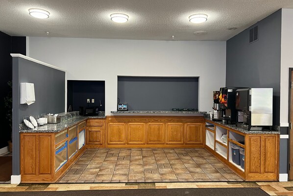 Una cocina moderna con armarios de madera, encimeras de granito y una isla central.