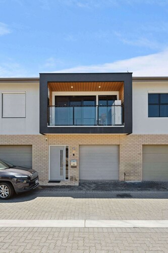 Bright 2-Bed Townhouse with Balcony & Garage