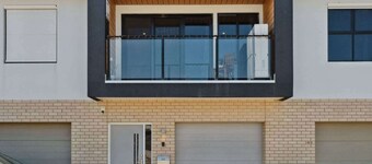 Bright 2-Bed Townhouse with Balcony & Garage