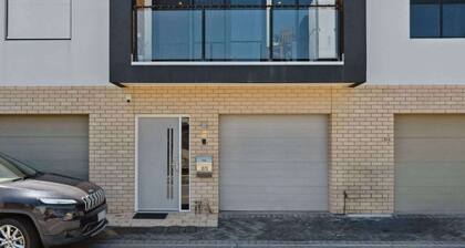 Bright 2-Bed Townhouse with Balcony & Garage