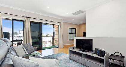 Bright 2-Bed Townhouse with Balcony & Garage